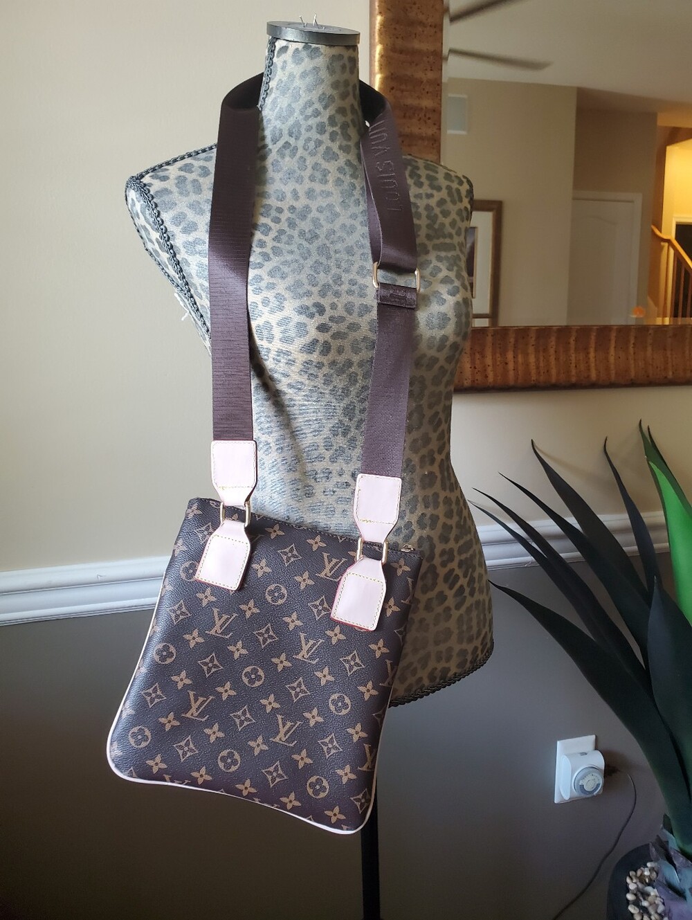 Cross Body Bag - Picture 7 of 9